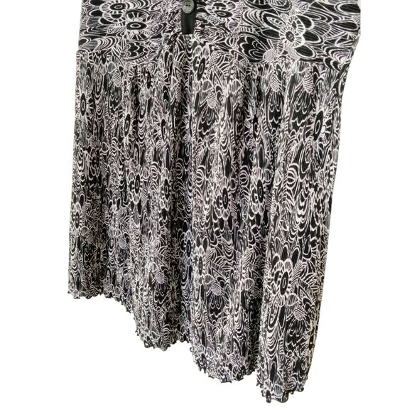 Notations Woman Plus Size 3X Black & White Floral Print Blouse With Button Detai - Picture 8 of 11